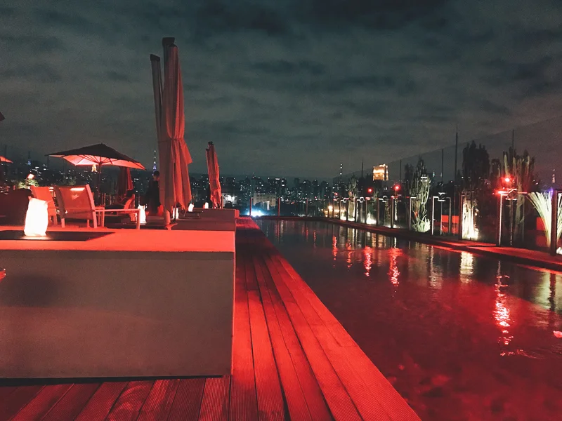 area-piscina-noite-unique.jpg