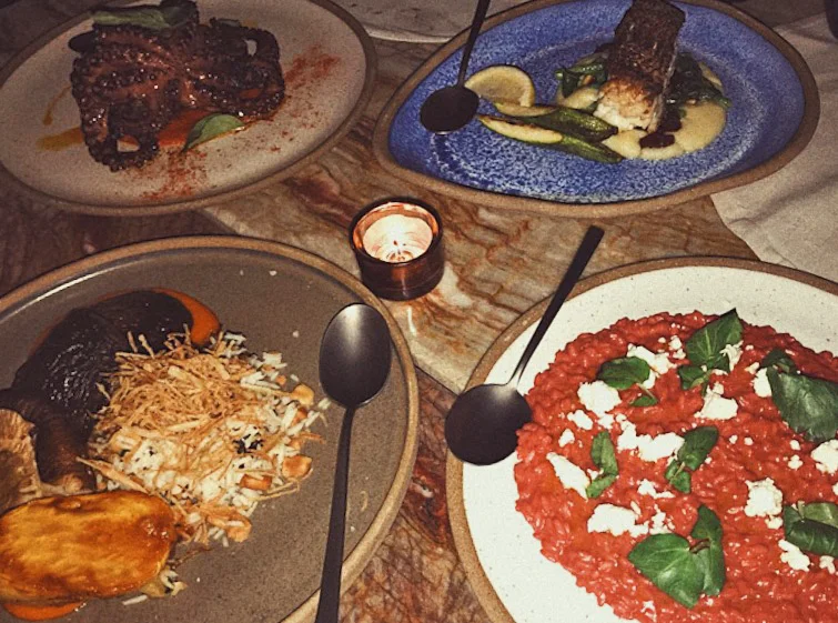 Risotto de beterraba com queijo de cabra e agrião; Moqueca de shiitake, arroz basmati e caju caramelado; Polvo grelhado, batatas ao murro e molho romesco; Peixe do dia, abobrinha e bertalha à catalana.
