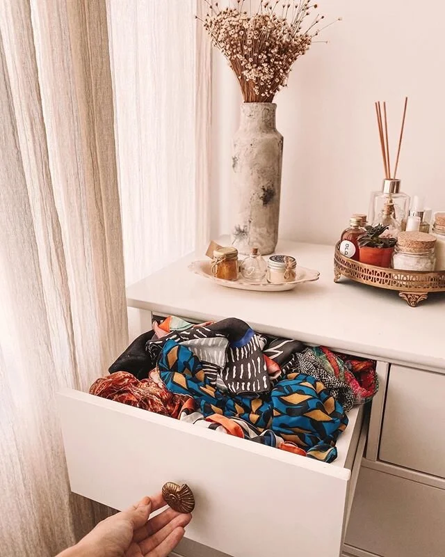 AT&Eacute; QUE MINHAS MANH&Atilde;S DE ARRUMA&Ccedil;&Atilde;O T&Ecirc;M SIDO BEM PRODUTIVAS, embora eu n&atilde;o seja a rainha da produtividade nessa quarentena... 👸🏽 Hoje terminei de organizar as pe&ccedil;as da c&ocirc;moda: roupas de treino, p