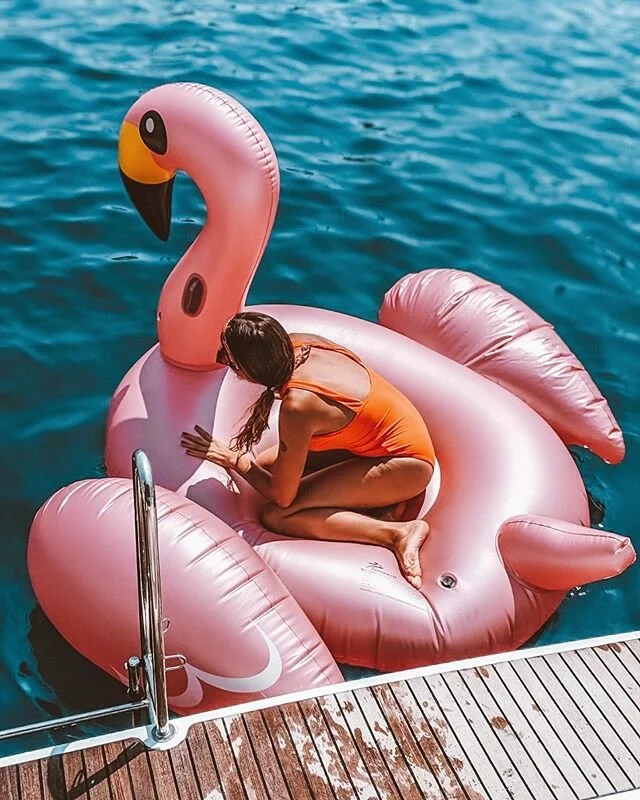 11/06: FERIADO. Lembro que no final de 2019 estavam todos animados com os feriados de 2020, j&aacute; que v&aacute;rios deles seriam pr&oacute;ximos de fins de semana e poder&iacute;amos viajar muito! 🙈 hahhaha 
E agora, o que voc&ecirc;s t&atilde;o