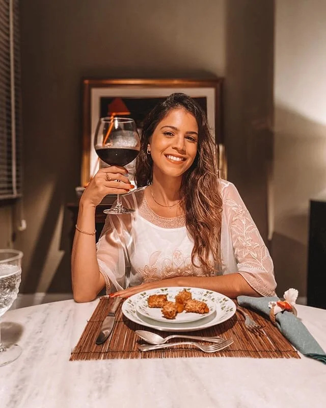 #CozinheComOSeuAmor 🧡 para esse dia dos namorados, a @chefmorenaleite preparou um kit com entrada, vinho e *mise en place* de duas receitas especiais com ingredientes afrodisíacos para cozinhar a quatro mãos - adicionando porções de beijos, pita