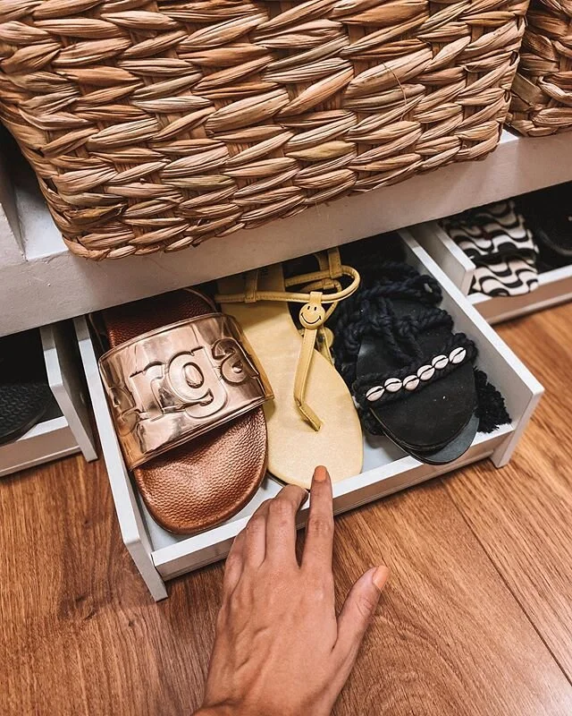 CONTINUANDO com as dicas de organiza&ccedil;&atilde;o em casa... 😁 ano passado comprei essas sapateiras da @tokstok em MDF com rodinhas para organizar meus sapatos, principalmente as rasteirinhas e alguns t&ecirc;nis. sapatos de salto, botas e outro