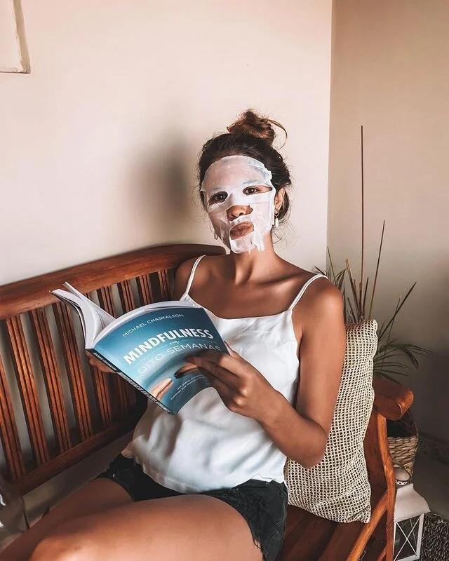 SABADOU! a foto &eacute; antiga mas bem que poderia ser eu nesse exato momento. 🙈 passei pra desejar um fim de semana bem relax pra gente! ✌🏼