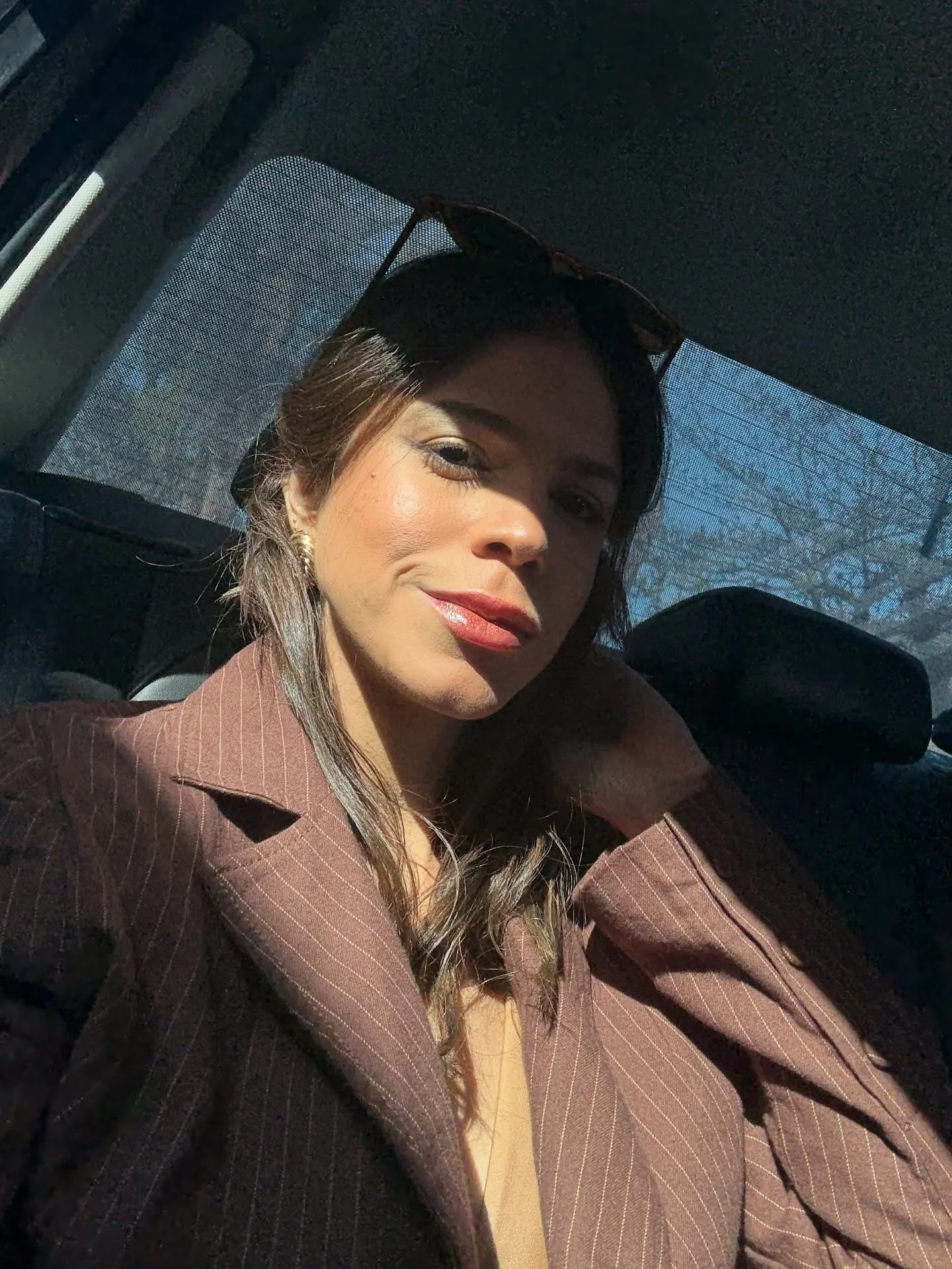 BOM DIA! &uacute;ltimos dias de inverno com esse c&eacute;u azul lind&atilde;o ✨ 

hoje vou aproveitar o clima de mudan&ccedil;a e cortar franja! vamos entrar na primavera renovadas? 💇🏽&zwj;♀️

ah, e a boca tamb&eacute;m t&aacute; novinha pela @dra