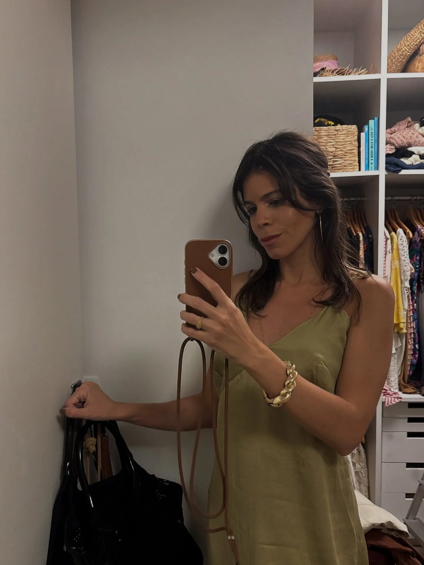 a franja perfeita existe! 💇🏽&zwj;♀️ no espelho de cabelo novo pelas m&atilde;os do mago @lucasmakeuphair 🫶🏼

preparando um v&iacute;deo que conto porque resolvi mudar, falo do processo do corte e mostro os detalhes do sal&atilde;o rec&eacute;m in