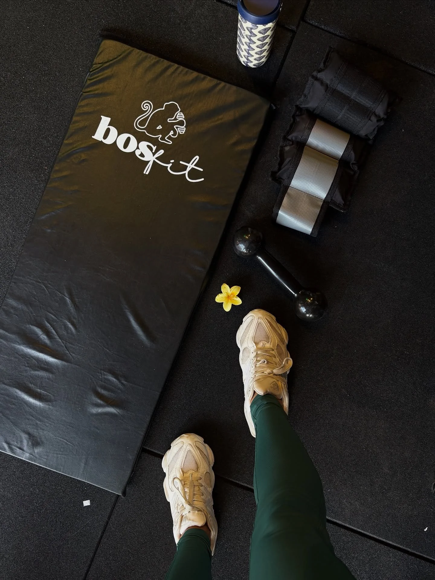 amanh&atilde; &eacute; dia de @bosfit.rj 🐒 minha amiga musa @carollegally vai comandar o som, @bemesther_ vai guiar a aula de yoga, depois tem a coffee party e o resto voc&ecirc;s j&aacute; sabem! 🤎

infelizmente n&atilde;o estarei no rj pra partic