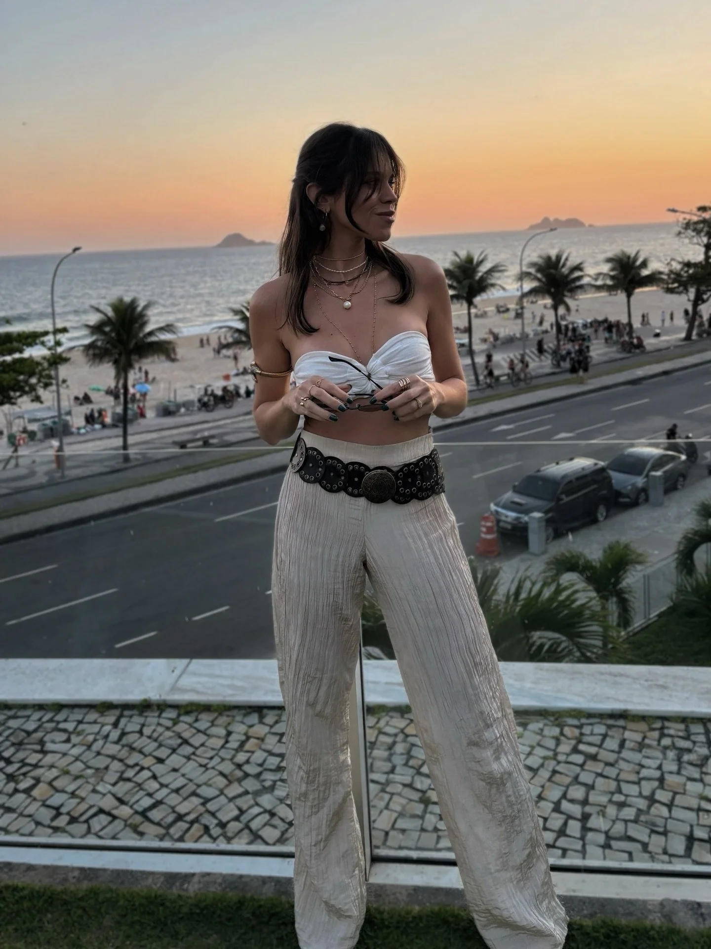 a chuvinha come&ccedil;ou e a gente j&aacute; t&aacute; com saudade de um certo sunset aqui no rj 😌 @sundayz.br 

cr&eacute;ditos do look 👇🏼
top @clubresortbrand 
cal&ccedil;a @lojatres 
cinto e &oacute;culos: @benevenutti_acessorios 

#sundayz @h