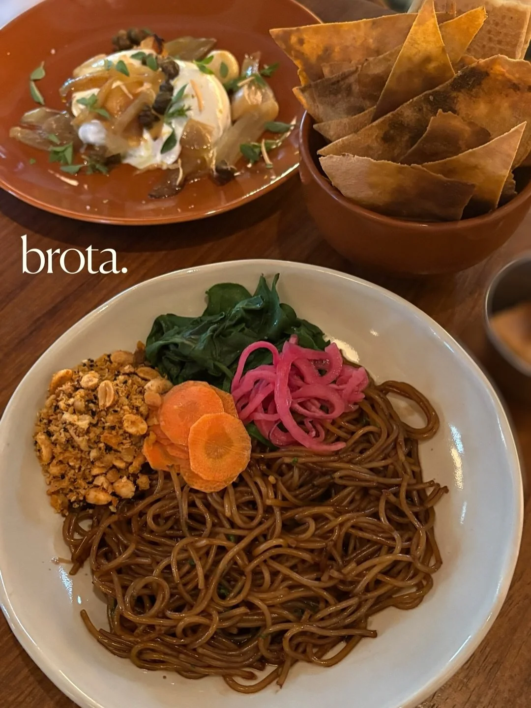 ontem me pediram dica de restaurante vegano no rio, ent&atilde;o na hora eu me lembrei do @brota.restaurante, que n&atilde;o &eacute; vegano, mas tem op&ccedil;&otilde;es veganas. 🌱

resgatei as fotos dos pratos assinados pela chef @robertaciasca qu