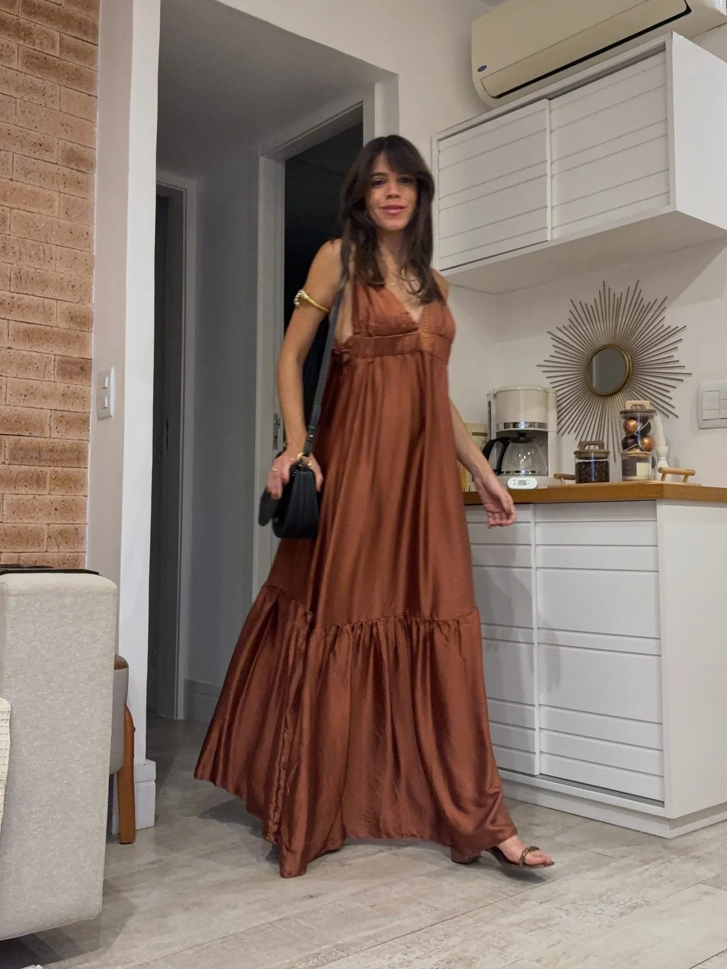 ta aí um look que eu tinha há tempos em casa, mas nunca tinha usado… aproveitei a oportunidade de estrear bem no meu aniversário 🤎 
a modelagem desse vestido da @dressto é uma das minhas favoritas da vida, e por i
