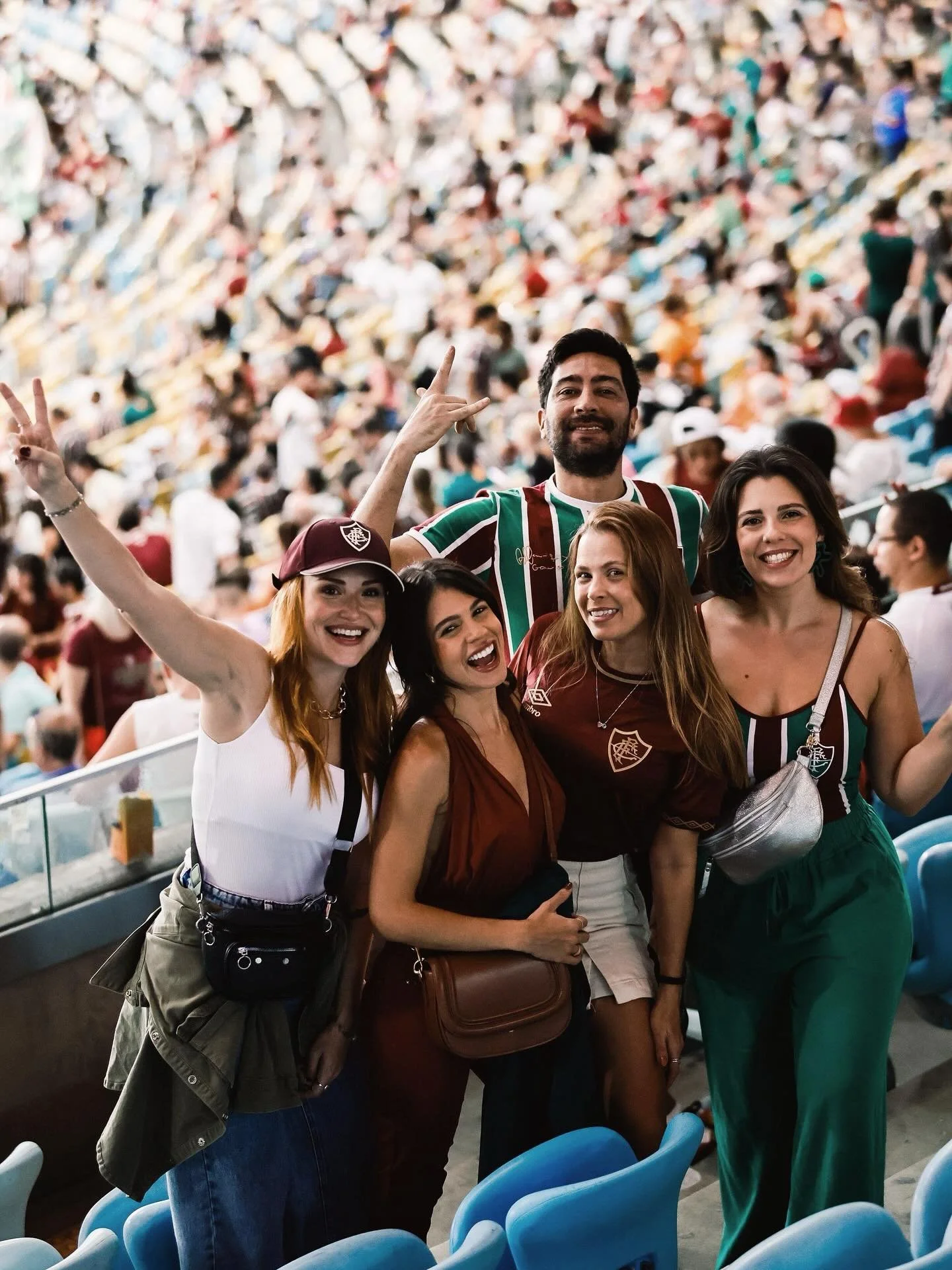 FESTA NO MARACA 🇭🇺 com direito &agrave; vit&oacute;ria do flu no s&aacute;bado passado de presente de anivers&aacute;rio 🎁 

obrigada pela cia @stephanieribau @carollegally @taylor__vanessa @hsusini 💚❤️🤍

e obrigada @fluminensefc pelo resultado!