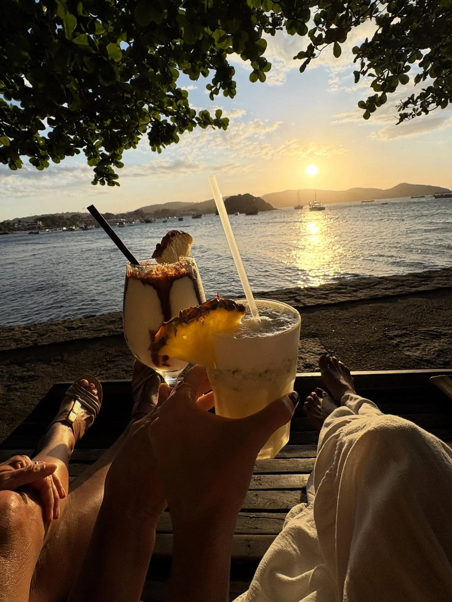 O SUNSET PERFEITO 🌞 ainda do meu anivers&aacute;rio infinito kkk

e segue aqui um lembrete de que voc&ecirc; n&atilde;o precisa beber &aacute;lcool pra brindar a vida. eu posso provar! 🥂

e o colar da @andreapenaacessorios via @benevenutti_acessori