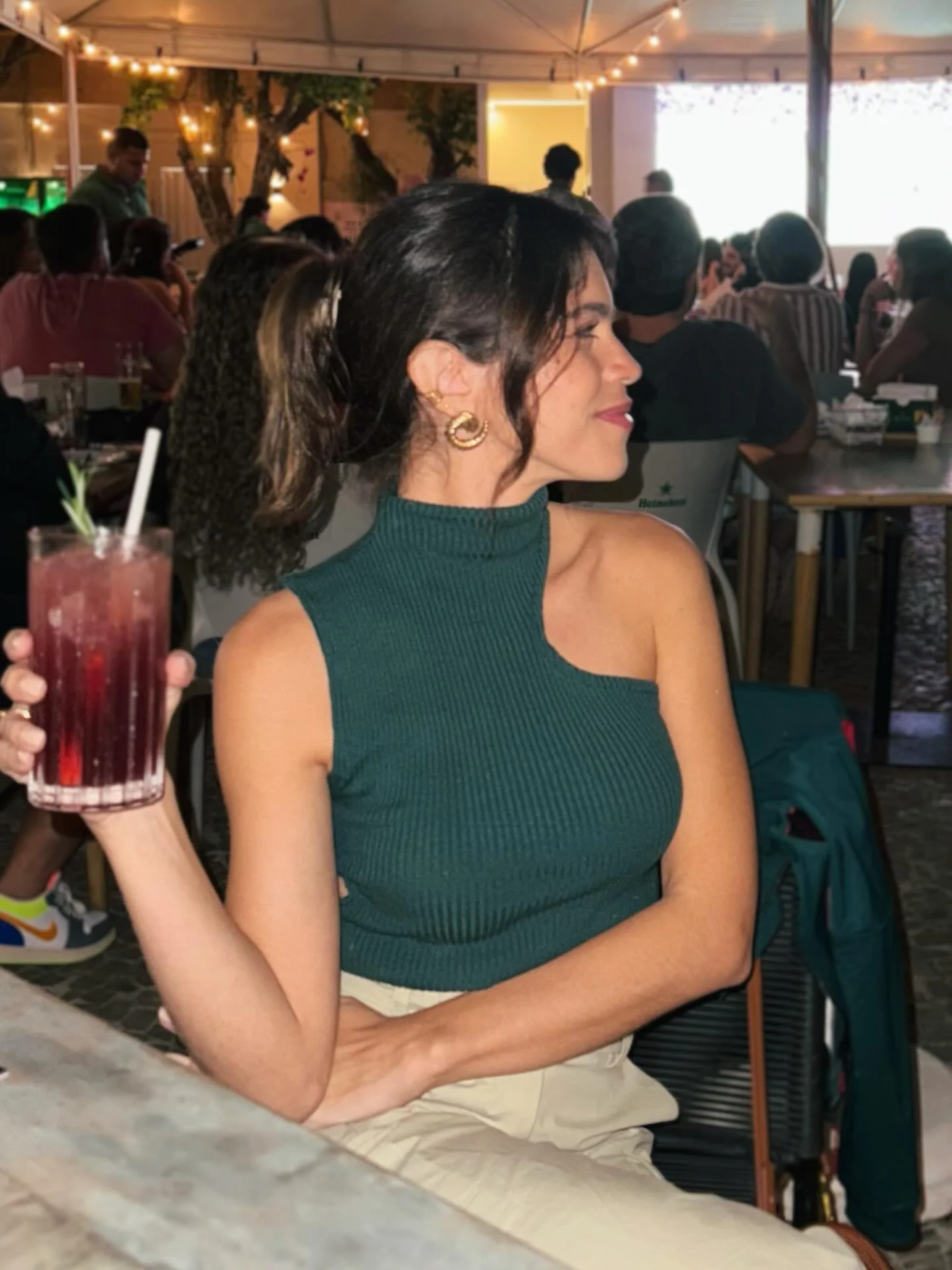 Oi, FER&Iacute;! passando s&oacute; pra deixar registrada nossa incr&iacute;vel noite pr&eacute;-feriado 🇭🇺⚽️💫 minhas &lsquo;astro girls&rsquo; no trio mais p&eacute;-quente desse RJ @stephanieribau &amp; @carollegally 🫶🏼

obs: at&eacute; a soda