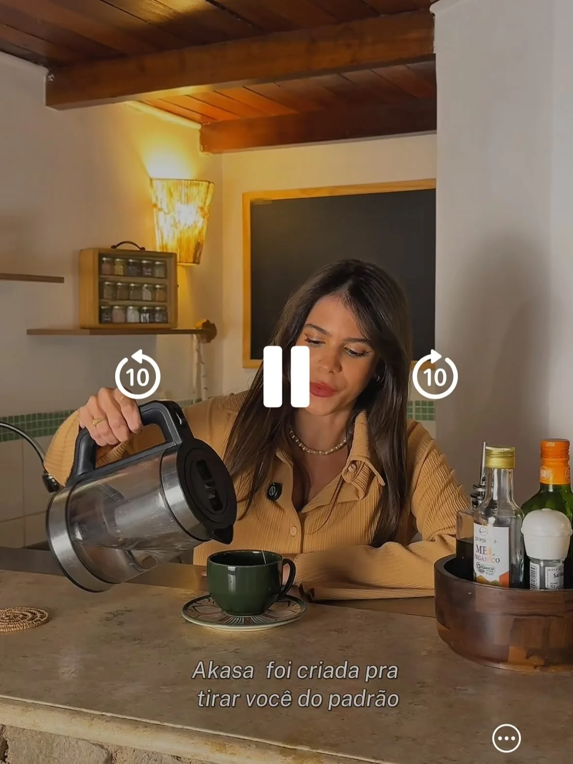 PRESS PAUSE ⏸️ a gente cria muito por aqui, mas &agrave;s vezes tamb&eacute;m pausamos. pausamos para tomar um ch&aacute;. para avaliar os materiais. para recalcular a rota. para editar. para recarregar as baterias. e para ter energia para produzir a