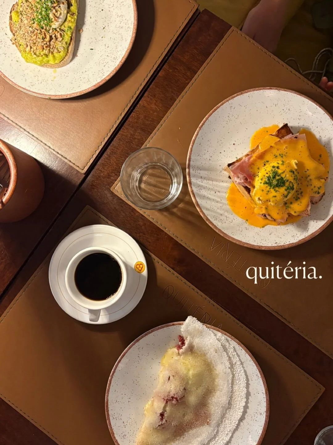 hoje comecei o dia com minhas musinhas @tainahlopes e @paulapbedran no @quiteria.rio. mesmo depois de tanto tempo, o espa&ccedil;o continua charmoso, agrad&aacute;vel e com um menu delicioso 🤎

lembro que voc&ecirc;s adoravam, salvavam e compartilha