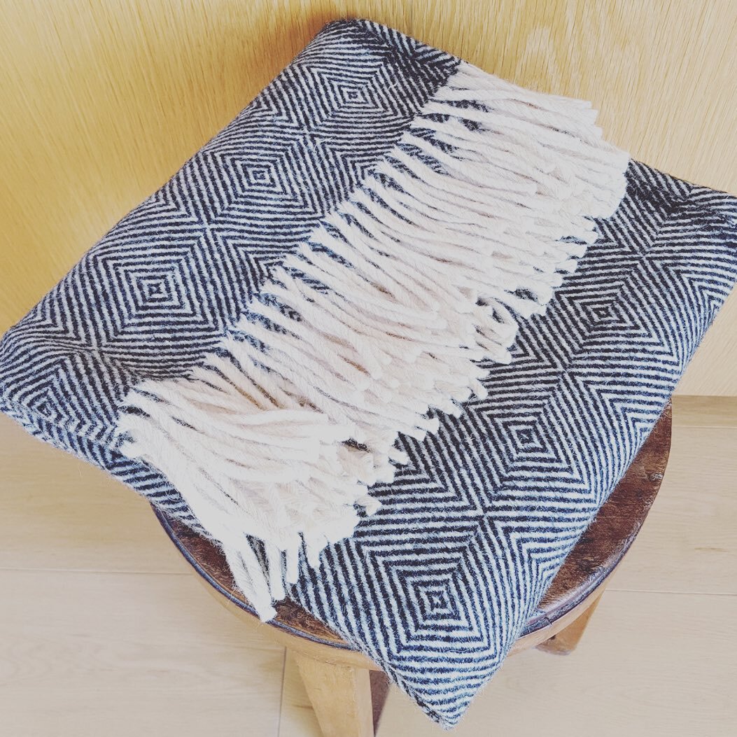 This lovely 100% wool blanket will have a new home soon. 

If you want one, check out our newly launched online shop. Link in our bio.
.
.
#100%wool
#100%lambswool
#shoplocal 
#shopsmall 
#greydiamondpattern
#fringes
#fringedpattern
#claudiaurvois
#c