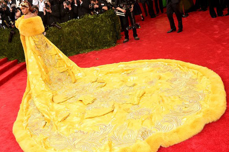  Rihanna in Guo Pei 