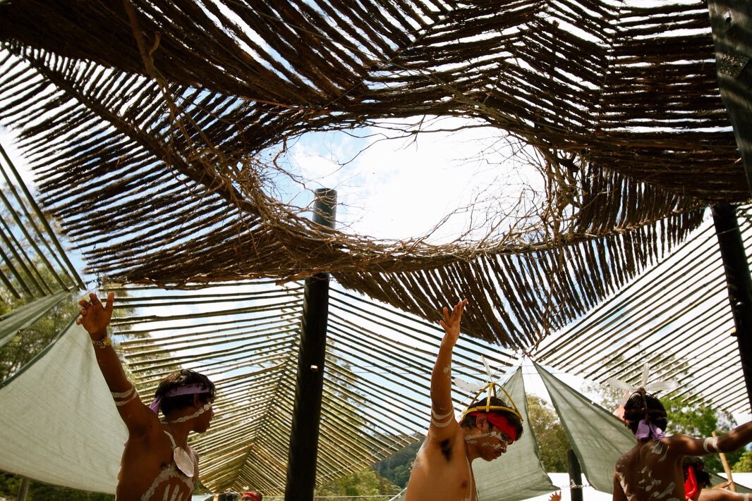 Woodford Folk Festival&rsquo;s Sand Stage is an evolution of  Dh&auml;wu&rsquo;mi W&auml;na (House of Stories) Cultural Centre for @garma_festival_official in Arnhem Land.

In consulation with Jinibara elders, the Sand Stage was made from bamboo, rec