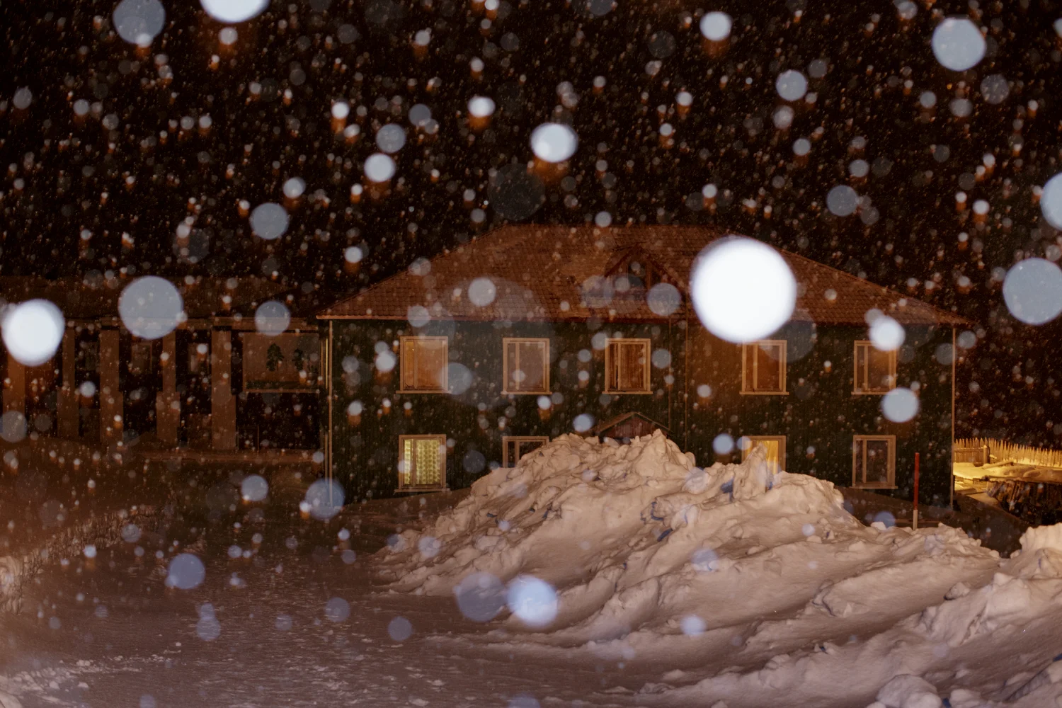     There is no road access to the settlement and the residents have virtually no contact with the other settlements in the area.       