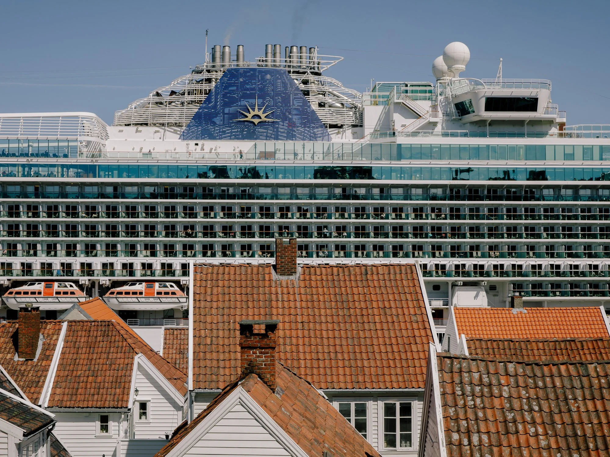     Cruise Control   Cruise Control follows cruise tourism across Norway, from Bergen and the fjords to Longyearbyen, focusing on the encounters between tourists, landscapes and the places built around them. 