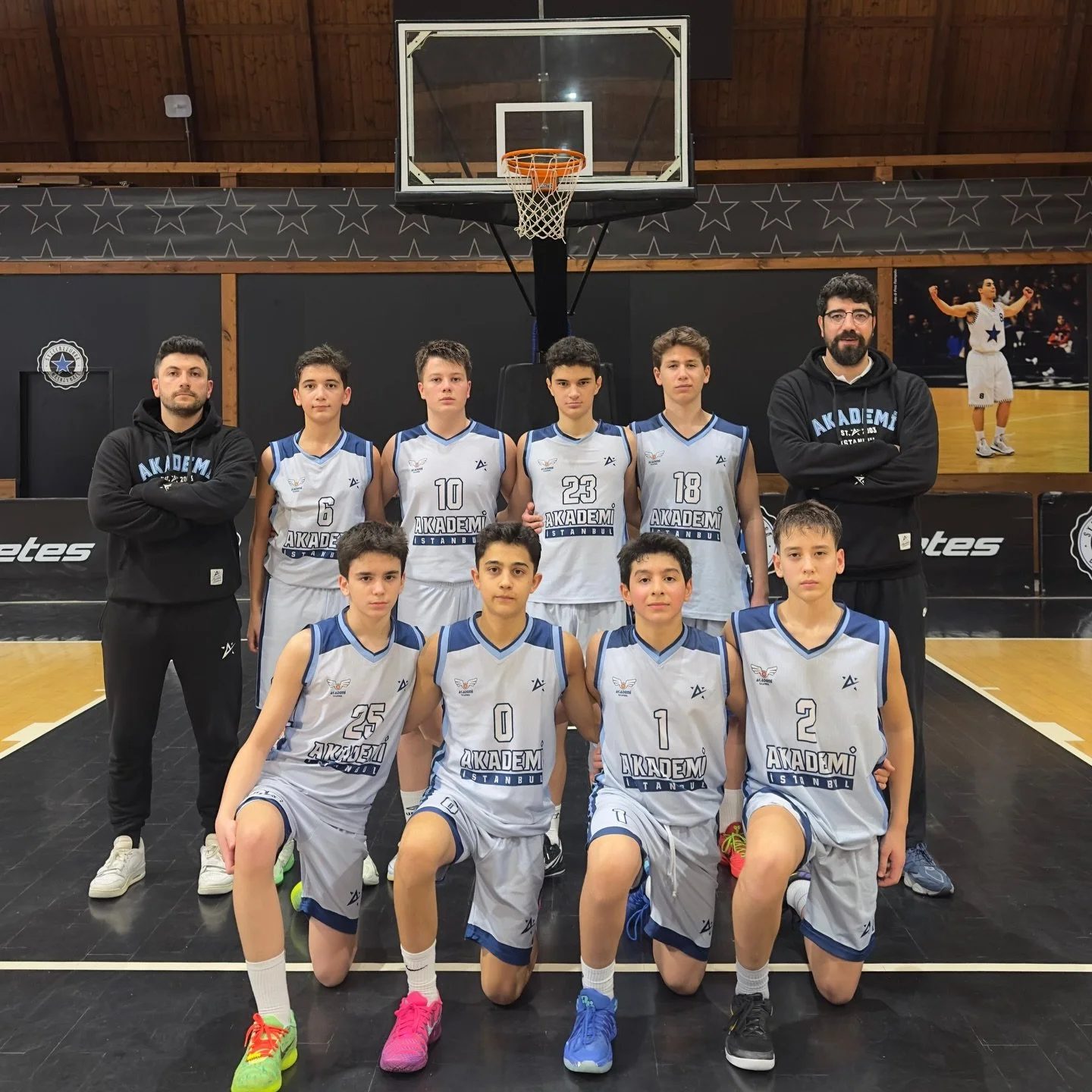 Avrupa Altyapı Basketbol Ligi (EYBL) ikinci etabı i&ccedil;in İtalya'nın başkenti Roma'da bulunan U14 takımımız &uuml;lkeye d&ouml;nd&uuml;. 

Turnuva boyunca iyi m&uuml;cadele eden ve oynadığı d&ouml;rt ma&ccedil;ın ikisini kazanmayı başaran ekibimi