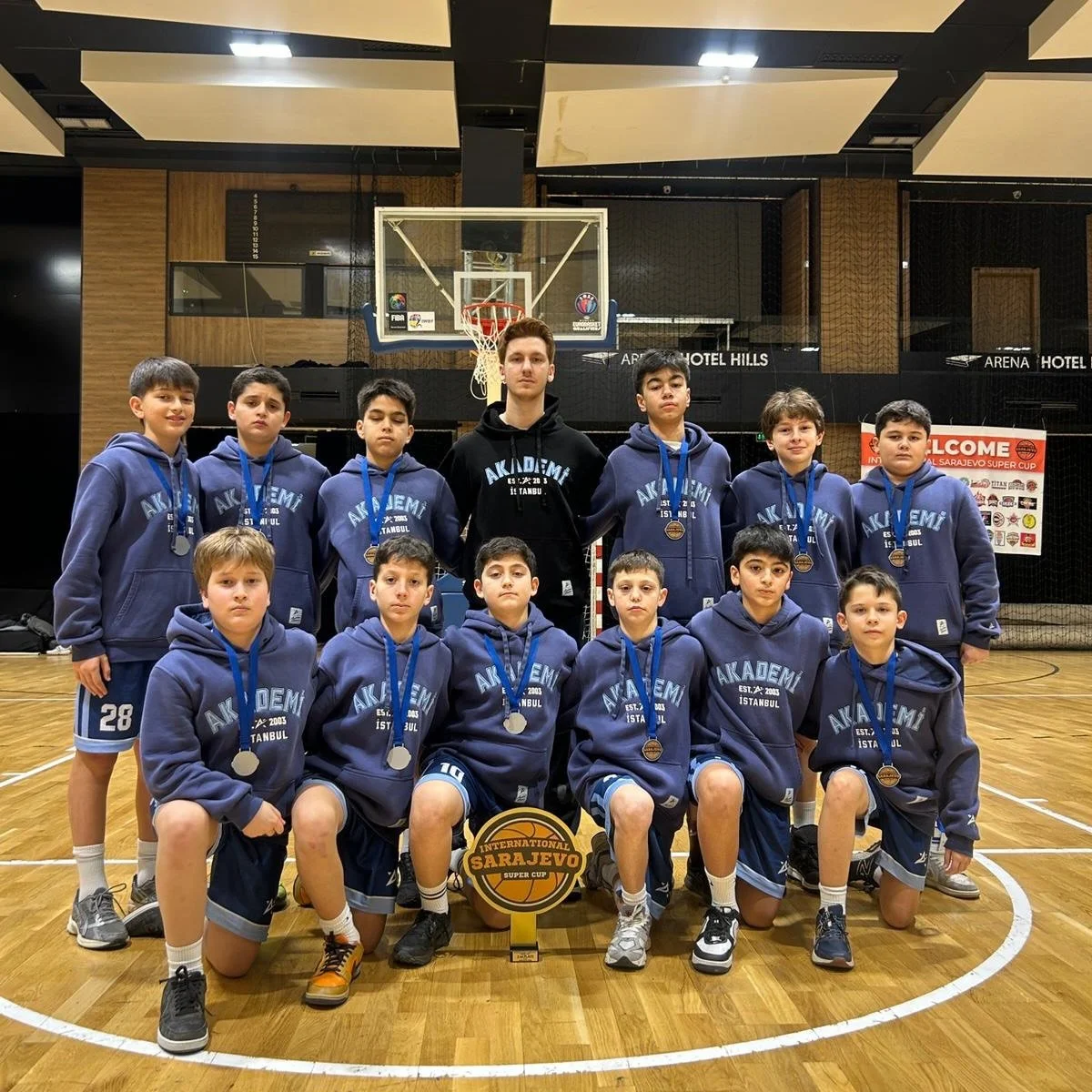 Bosna Hersek'in başkenti Saraybosna&rsquo;da d&uuml;zenlenen Uluslararası Saraybosna S&uuml;per Kupa Basketbol Turnuvasına katılan U-12, U-15 ve U-16 takımlarımız, 5 g&uuml;n boyunca toplamda 15 ma&ccedil; yapıp, aynı zamanda Saraybosna&rsquo;nın ve 