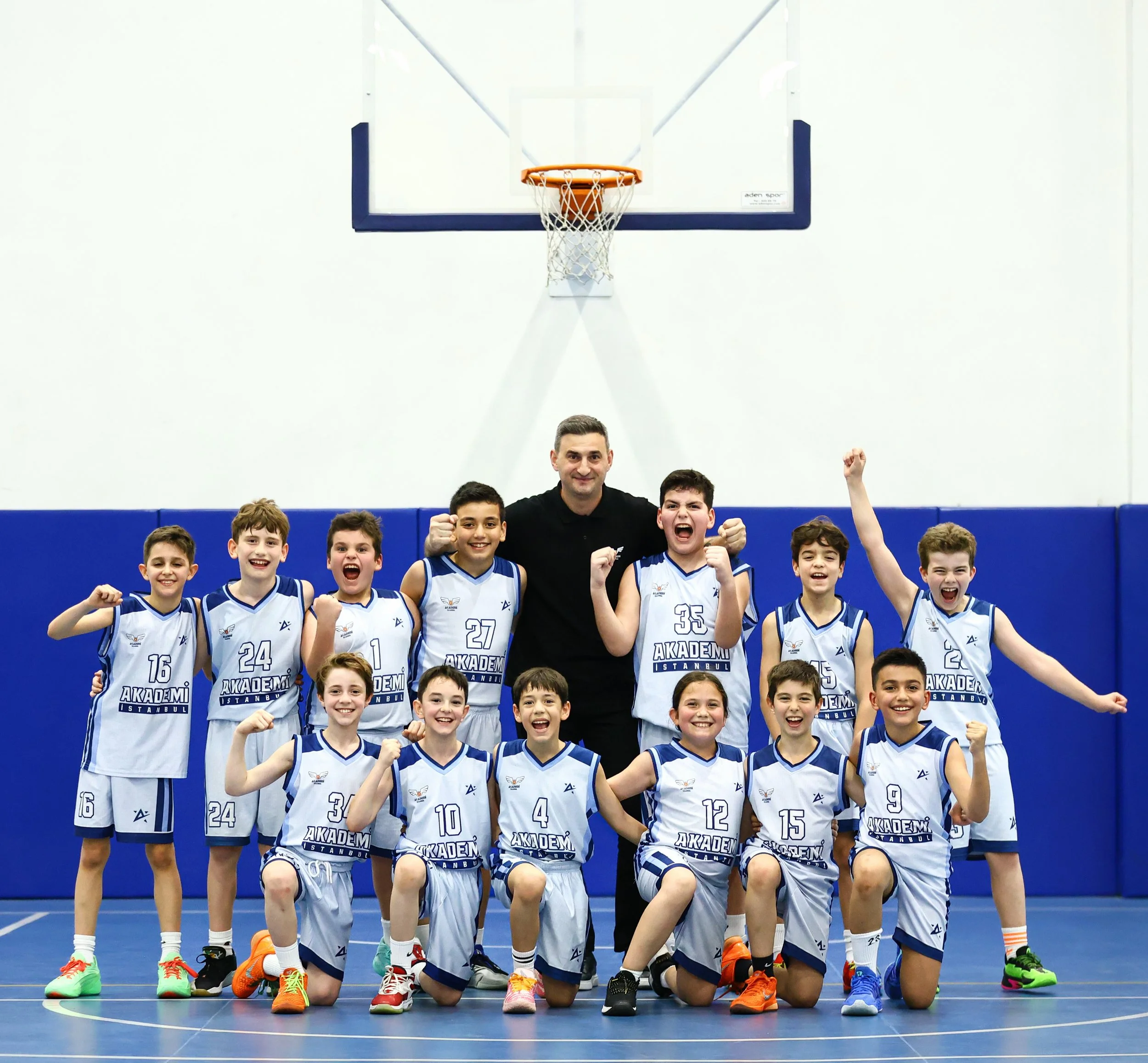 U-10 TAKIMIMIZ YBL ŞAMPİYONU!!!

Sezon boyunca g&ouml;sterdiği istikrarlı performansı ve ortaya koyduğu takım oyunuyla dikkatleri &uuml;zerine &ccedil;eken U-10 takımımız, 8 karşılaşmaya &ccedil;ıktığı YBL&rsquo;de (Young Ballers League) t&uuml;m ma&