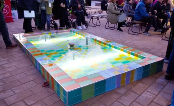 TILLSAMMANS – YHDESSÄ  
Tile mosaik,fontanen i  Nordingrå square , Kramfors, Sweden