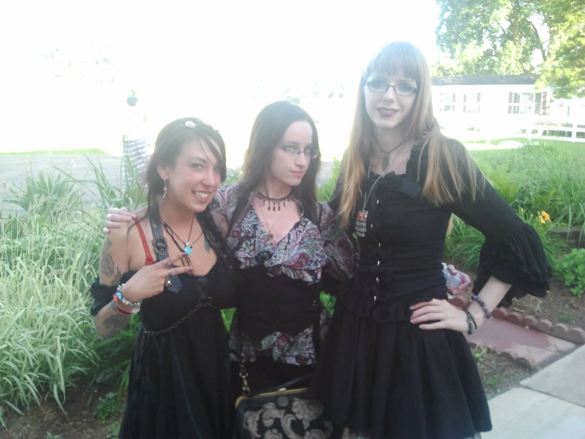 My new friend Katrina, me and Lindsay posing on the fairgrounds a few hours before the Meanad parade!