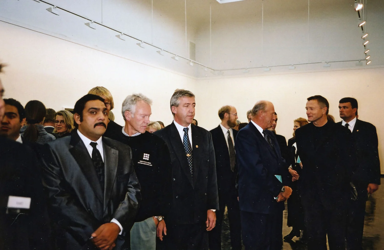 Rene Karoli (left) with HM King Harald and his security guards at Kunstnernes Hus