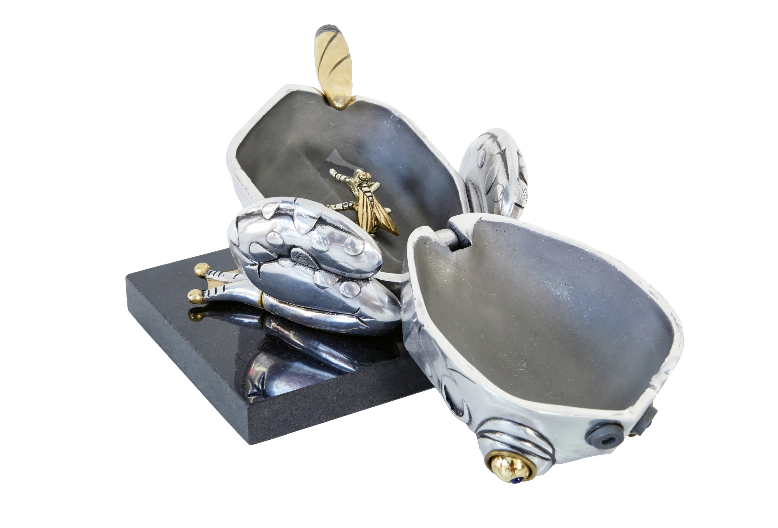 Frog ashtray_open.jpg