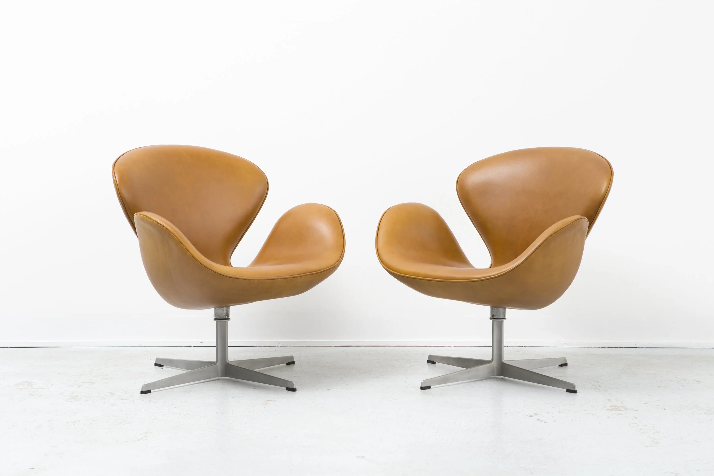 ARNE JACOBSEN SWAN CHAIRS