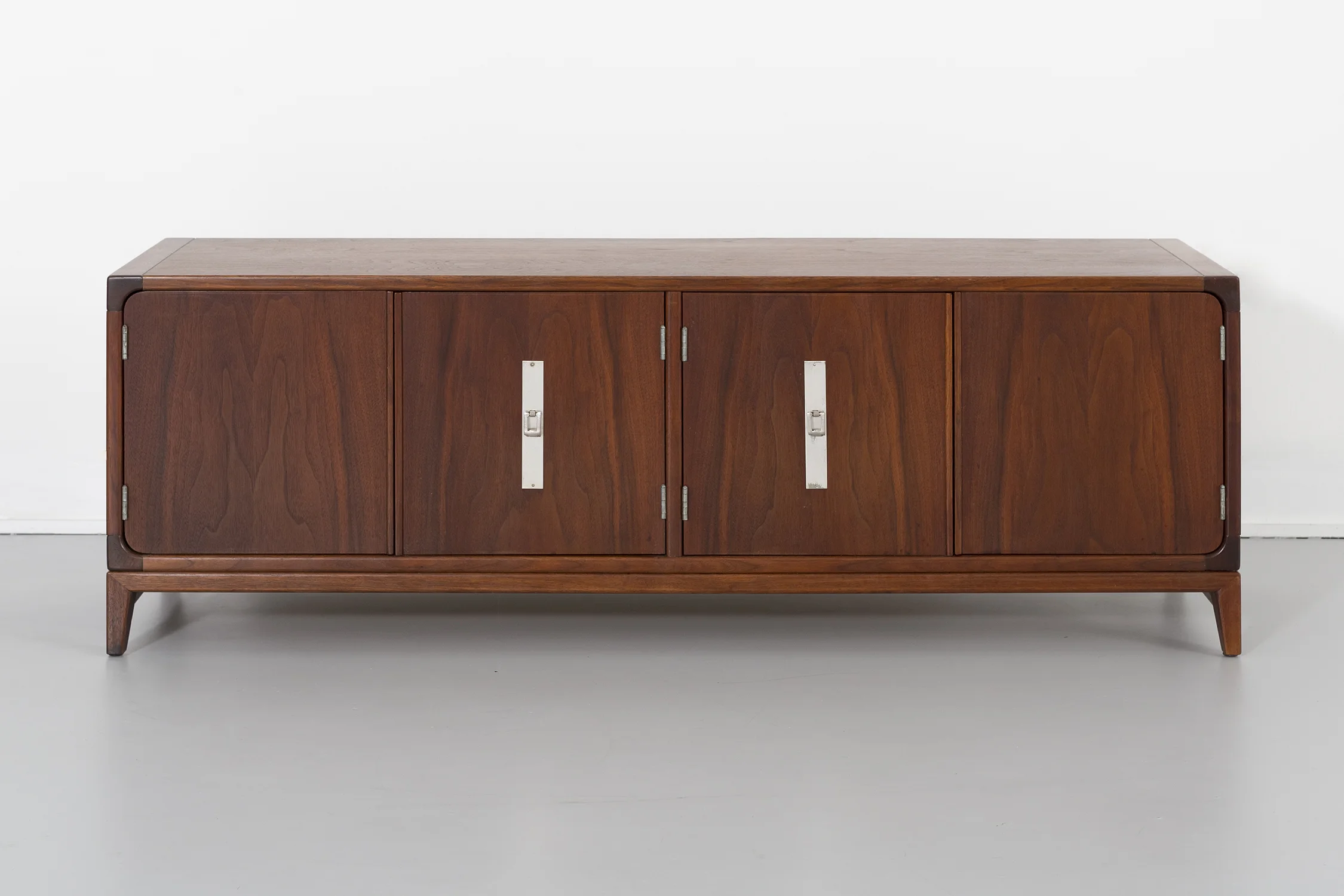 LOW CABINET-BENCH