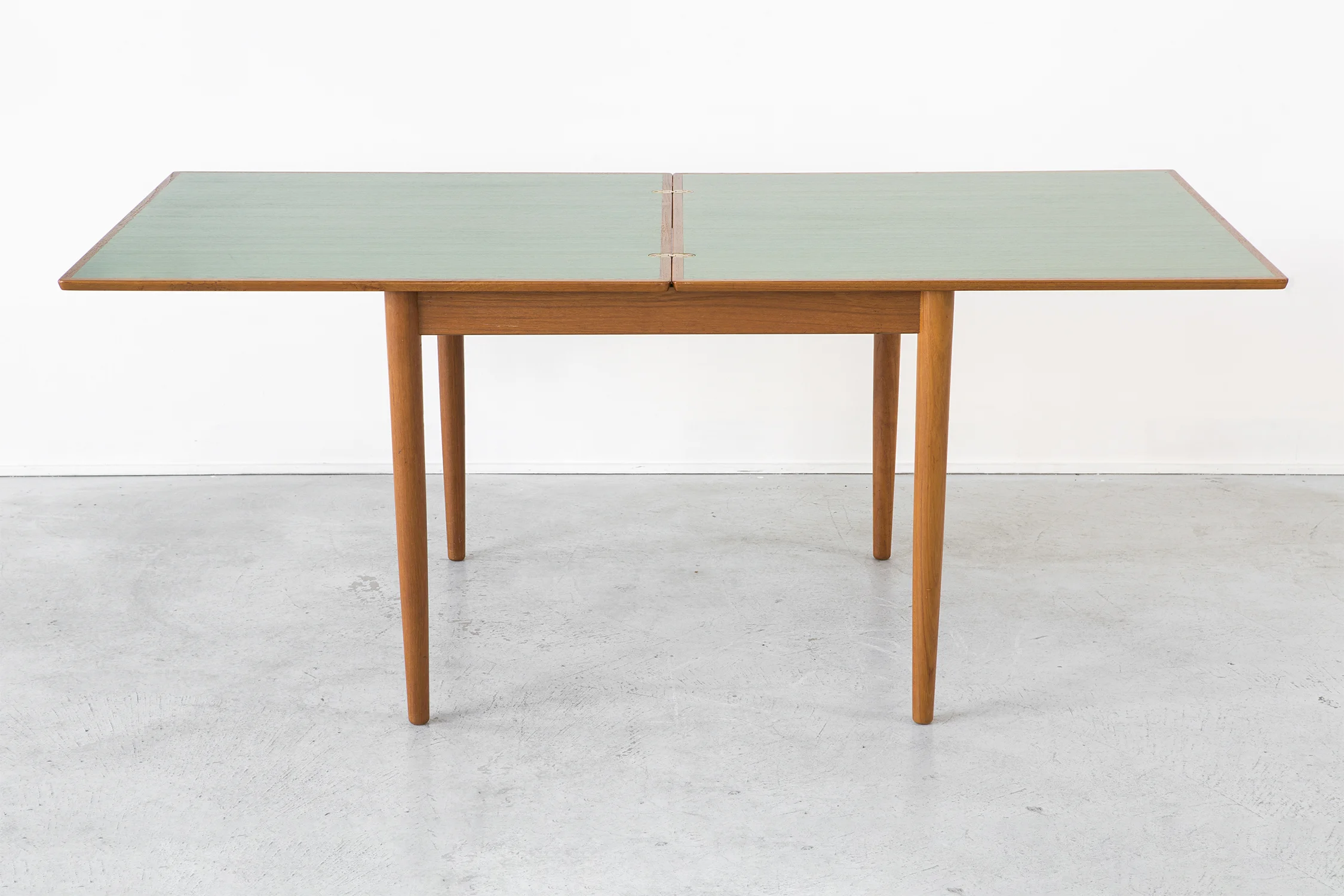 EXTENDING DINING TABLE