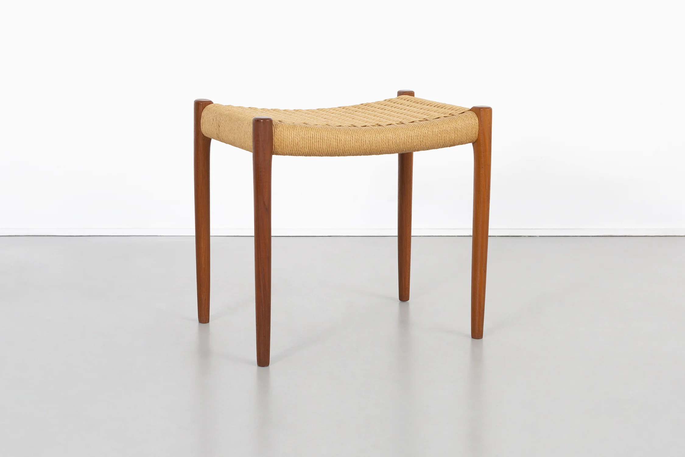 NIELS MOLLER STOOL