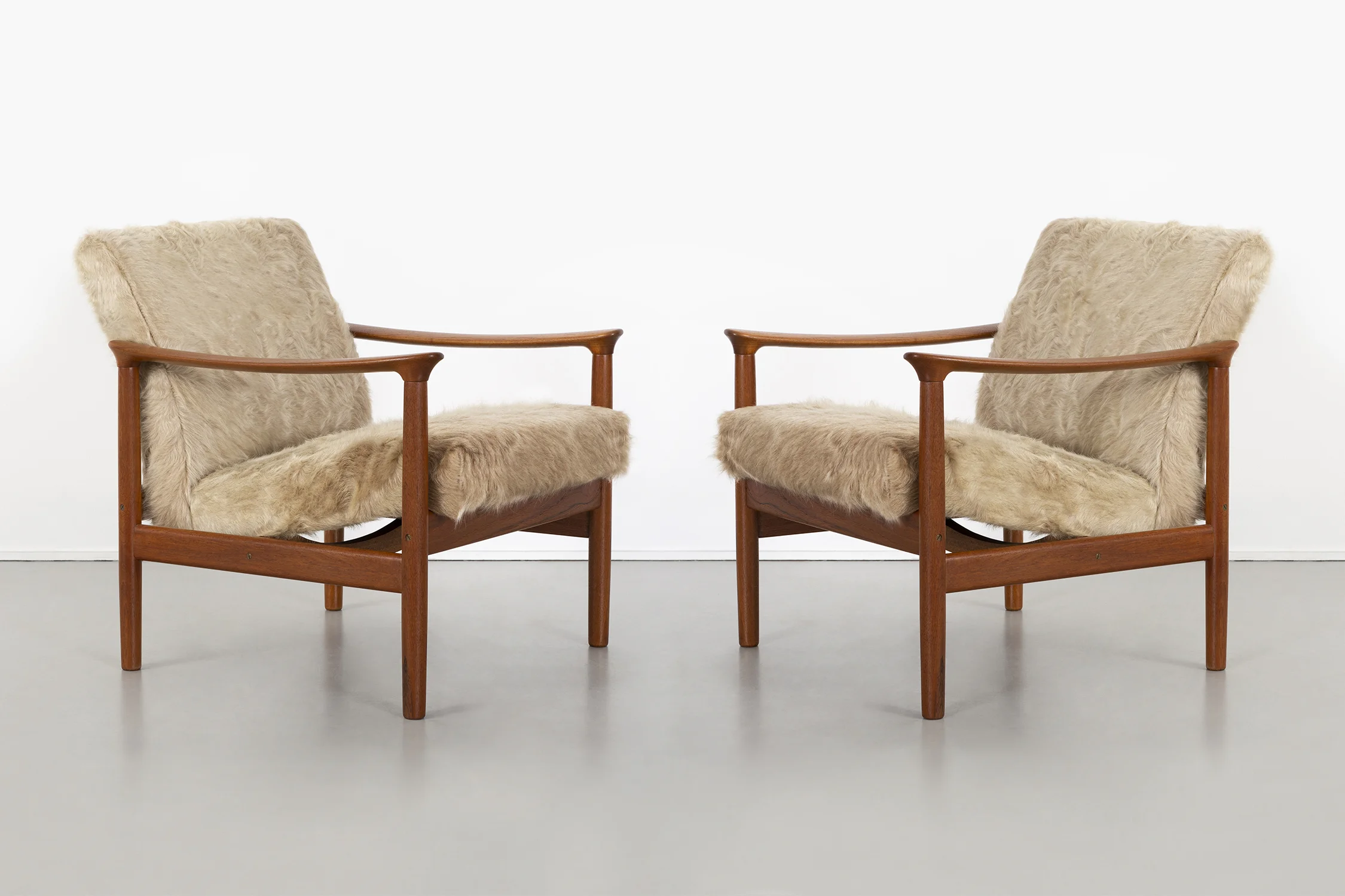 WESTNOFA LOUNGE CHAIRS