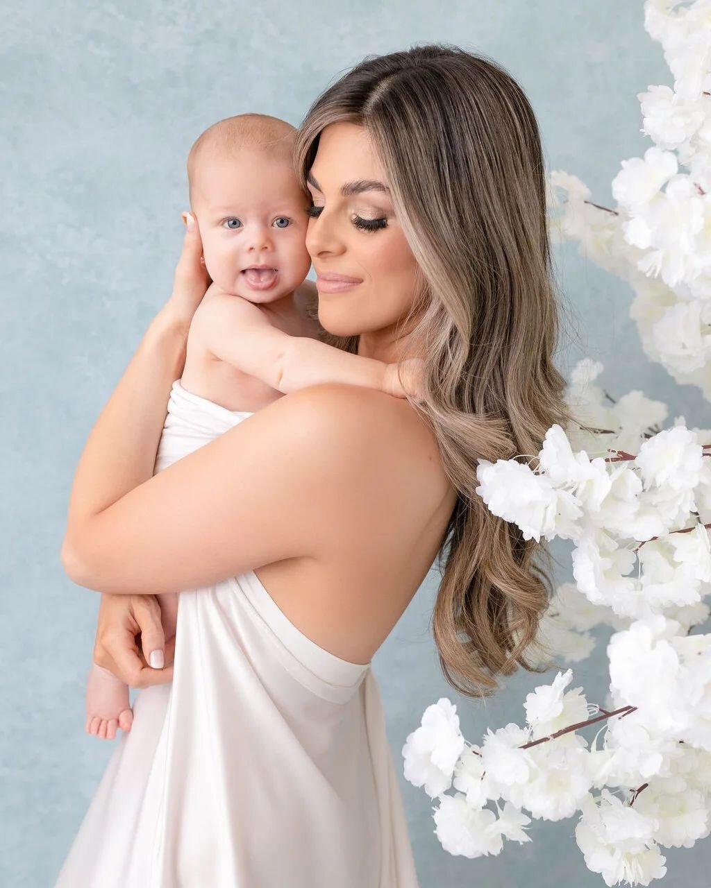 💖 Loved working with the stunning @cassolive &amp; her adorable lil daughter for this pretty motherhood session!  Giving all the spring vibes! 🌸
☆ Makeup &amp; Hair by Me
☆ Photography @charlene.arianna.photography 
.
.
.
#motherhoodsession #makeup