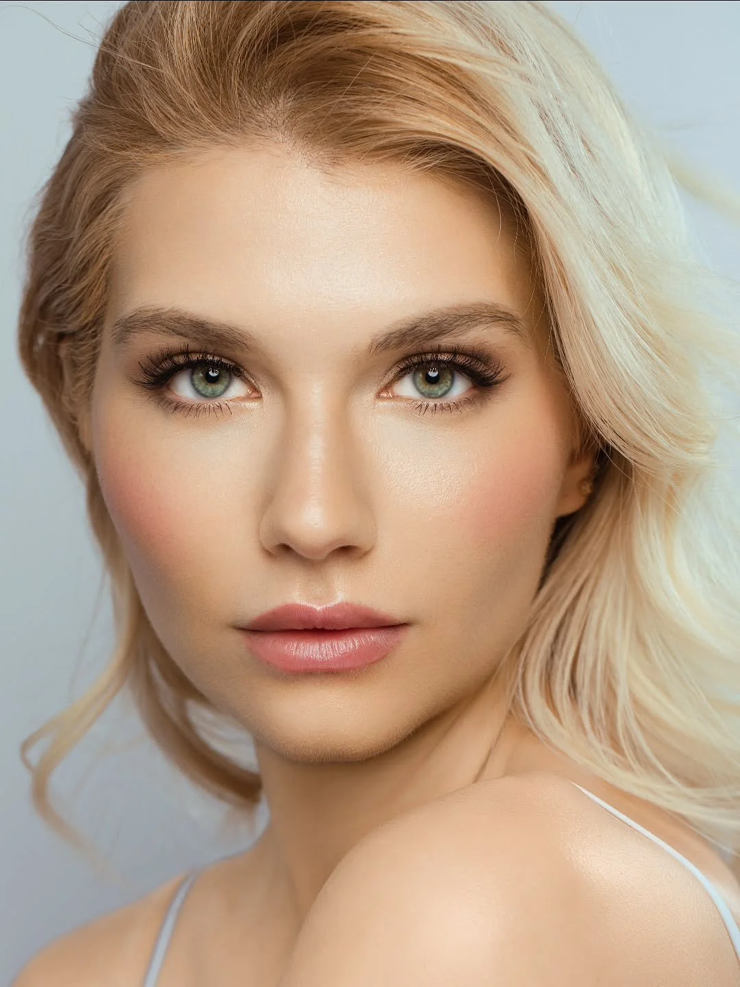 💖 One of my favorite parts of being a makeup artist is creating a clean, fresh, and polished look that enhances your natural beauty. I love soft glowing skin, effortless eyes, and makeup that feels timeless yet modern. ⭐️ Perfect for brides, photosh