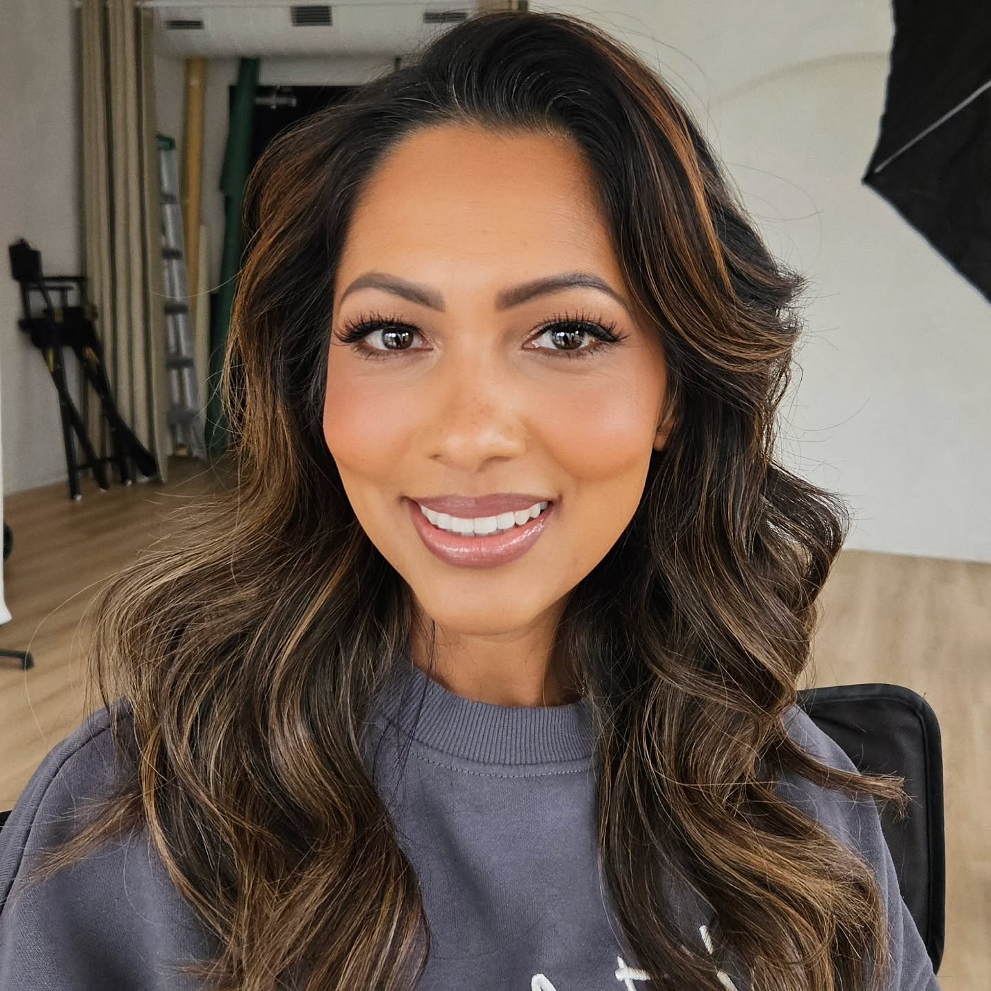 ☆ The secret to looking confident in your branding photos?
✨️ Hair and makeup that makes you feel like the best version of yourself.
Lisa&rsquo;s glam was designed to look polished, natural, and completely camera-ready...the kind of look that elevate