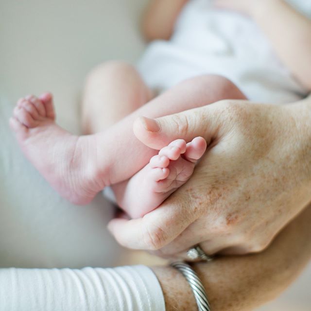 Tiny baby toes 😍
&bull;
Mary Spence's newborn session is on the blog this morning, and I have so many favorites! This was my last session before I head out on maternity leave, and I couldn&rsquo;t have asked for a sweeter family to wrap things up fo