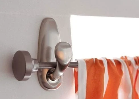 After leveling and marking with YOULEVEL and YOUHANGIT, use Command hooks to hang curtain rod