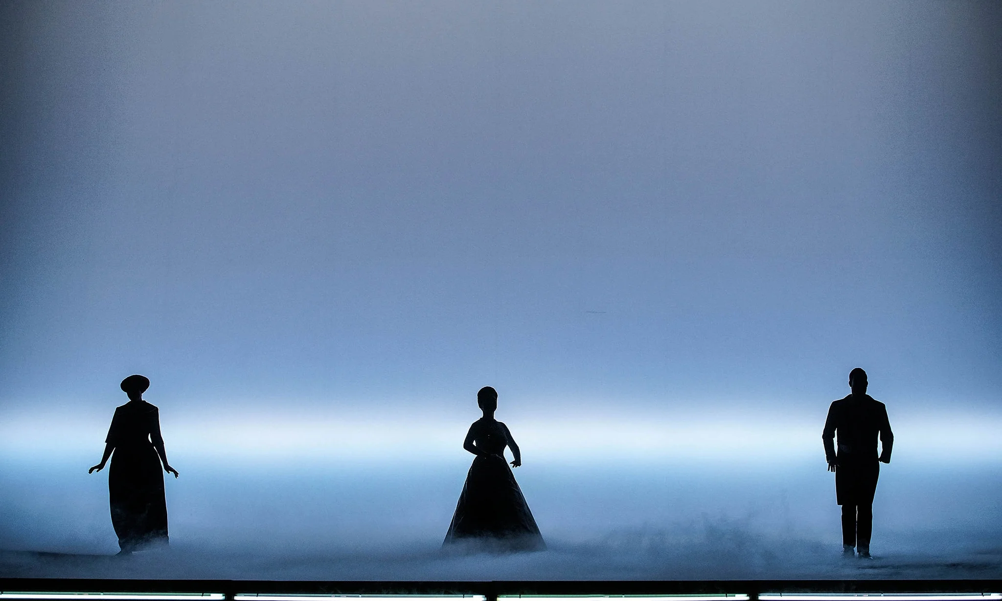 Act 1 - Kerstin Eder (Annina), Myung Joo Lee (Violetta Valéry), Dominik Nekel (Doctor Grenvil). Linz, 2015