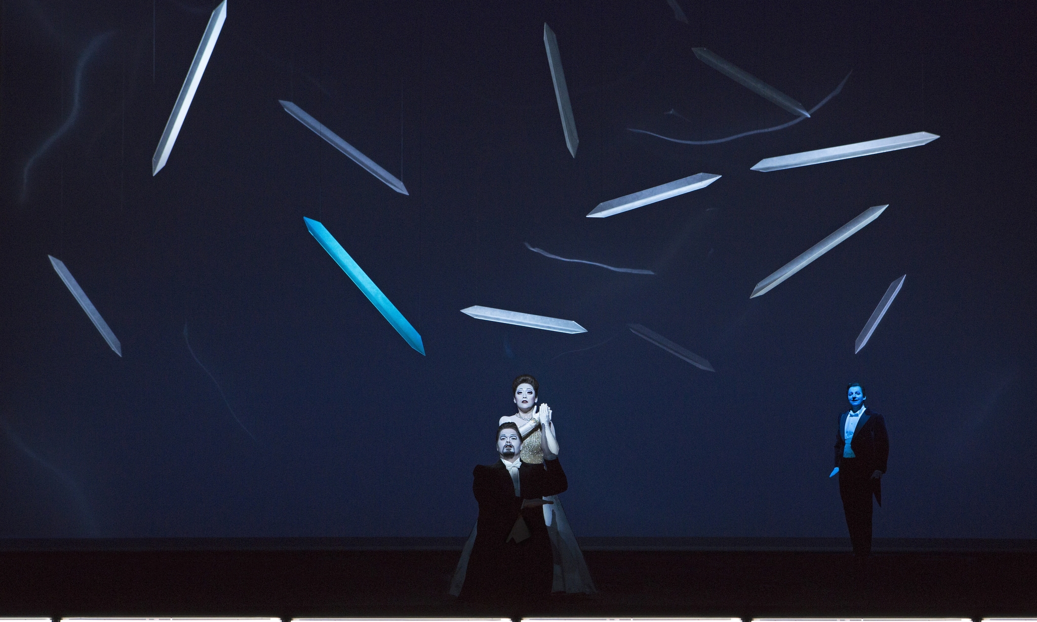 Act 1 - Jacques le Roux (Alfredo Germont), Myung Joo Lee (Violetta Valéry), Matthäus Schmidlechner (Gaston). Linz, 2015