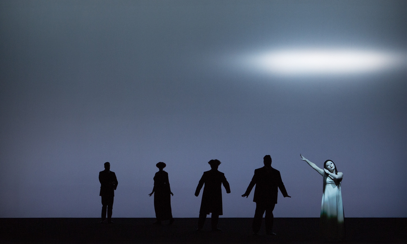 Act 3 - Dominik Nekel (Doctor Grenvil), Kerstin Eder (Annina), Seho Chang (Giorgio Germont), Jacques le Roux (Alfredo Germont), Myung Joo Lee (Violetta Valéry). Linz, 2015