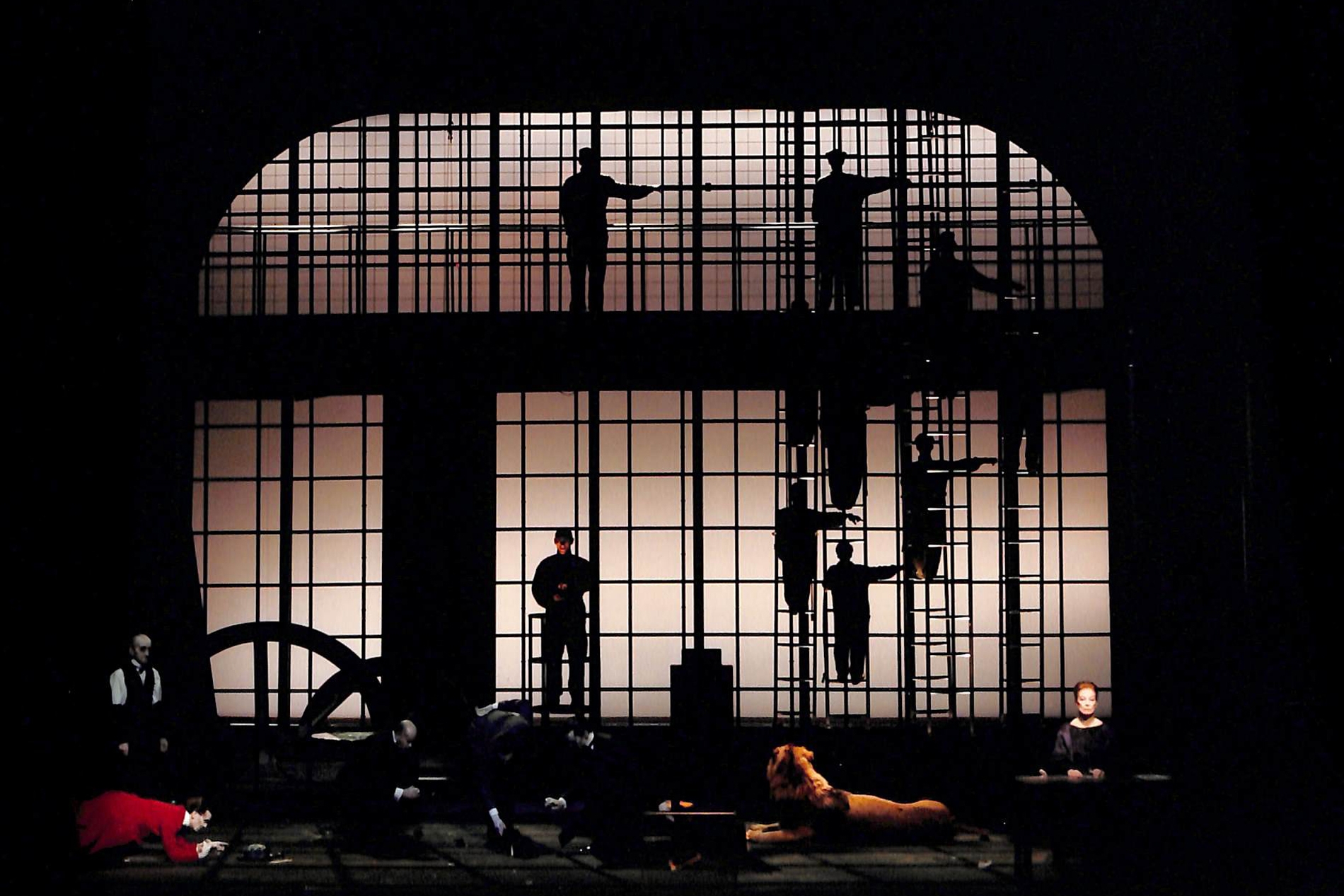 Act II - Martin Wuttke (Gilgamesh), Günter Ehlert (Secretary), Eva-Maria Meineke (Mother of Gilgamesh), Ensemble (Workers)