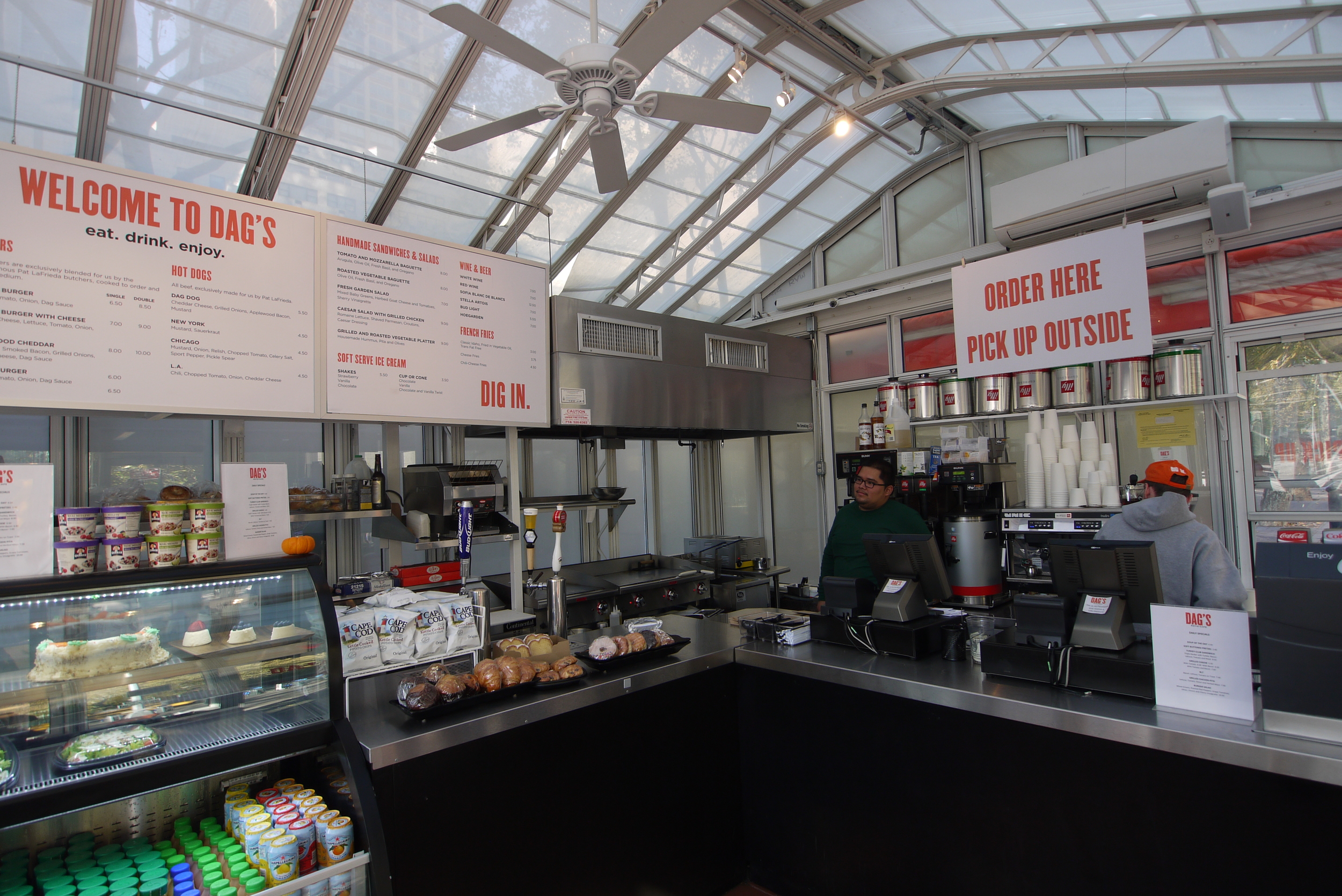 Dag's Cafe, Dag Hammarskjold Paza, New York