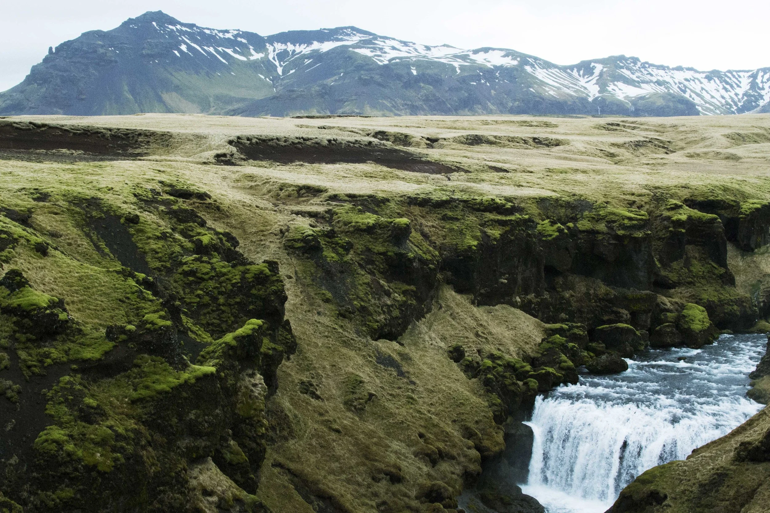Once again another amazing hike in an isolated and breath-taking environment. The path was filled with so many unexpected and stunning waterfalls. The most famous waterfall in this areas is Seljalandsfoss, but the hiking path after that is much more memorable.