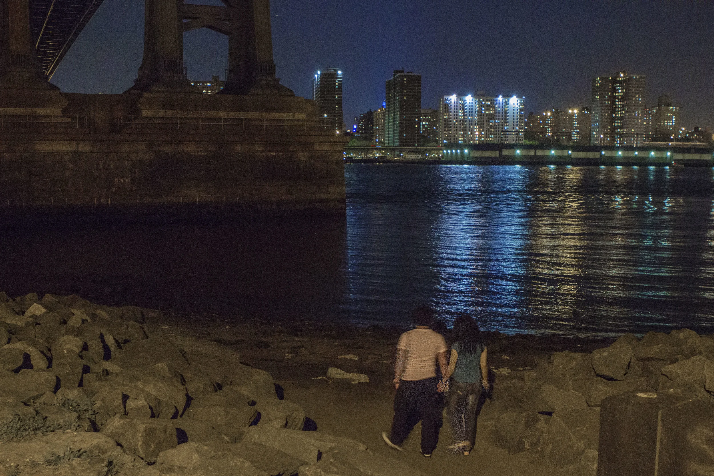 brooklyn_water_couple_IMG_0431.jpg
