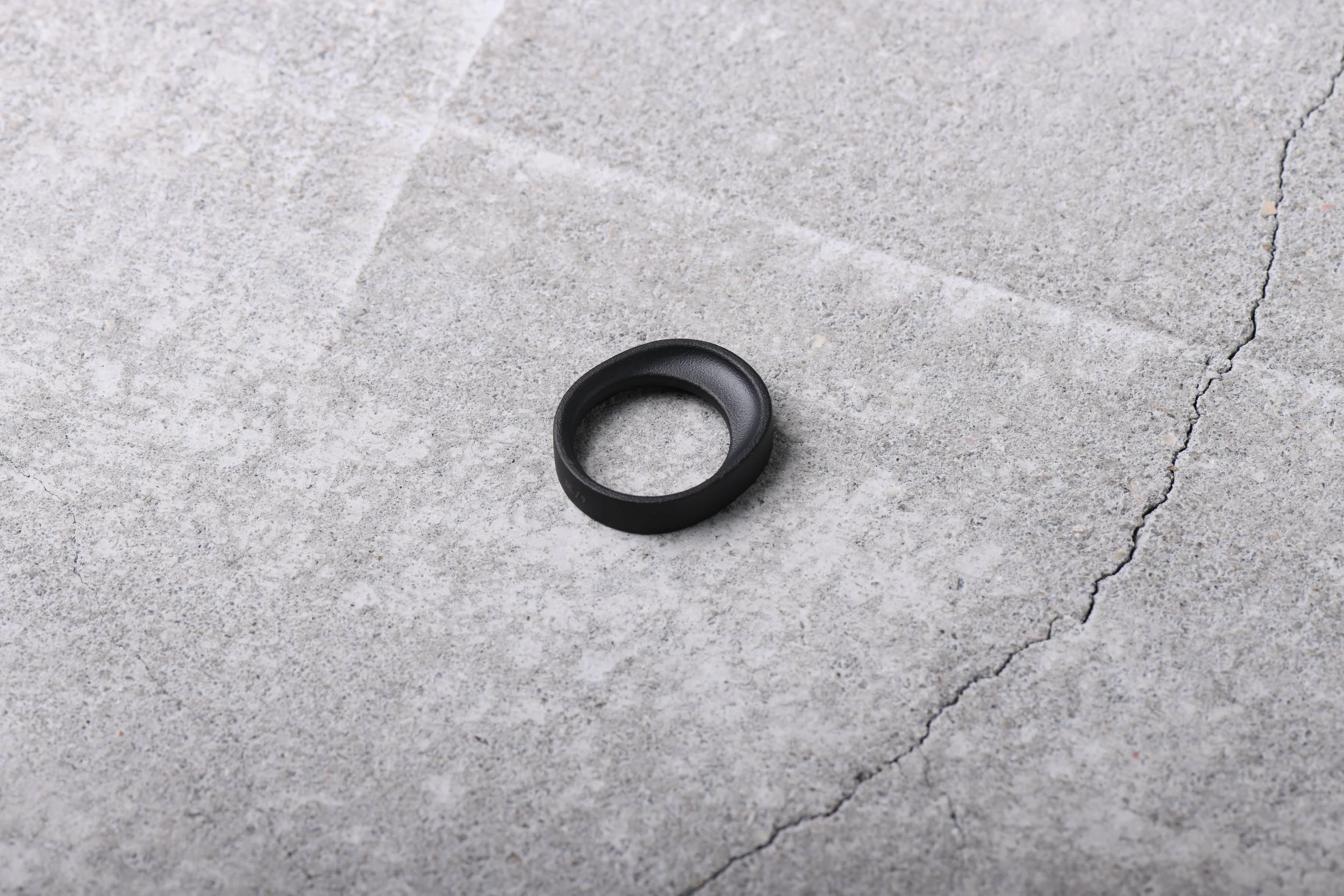 frame ring_水泥地_black_1.jpg