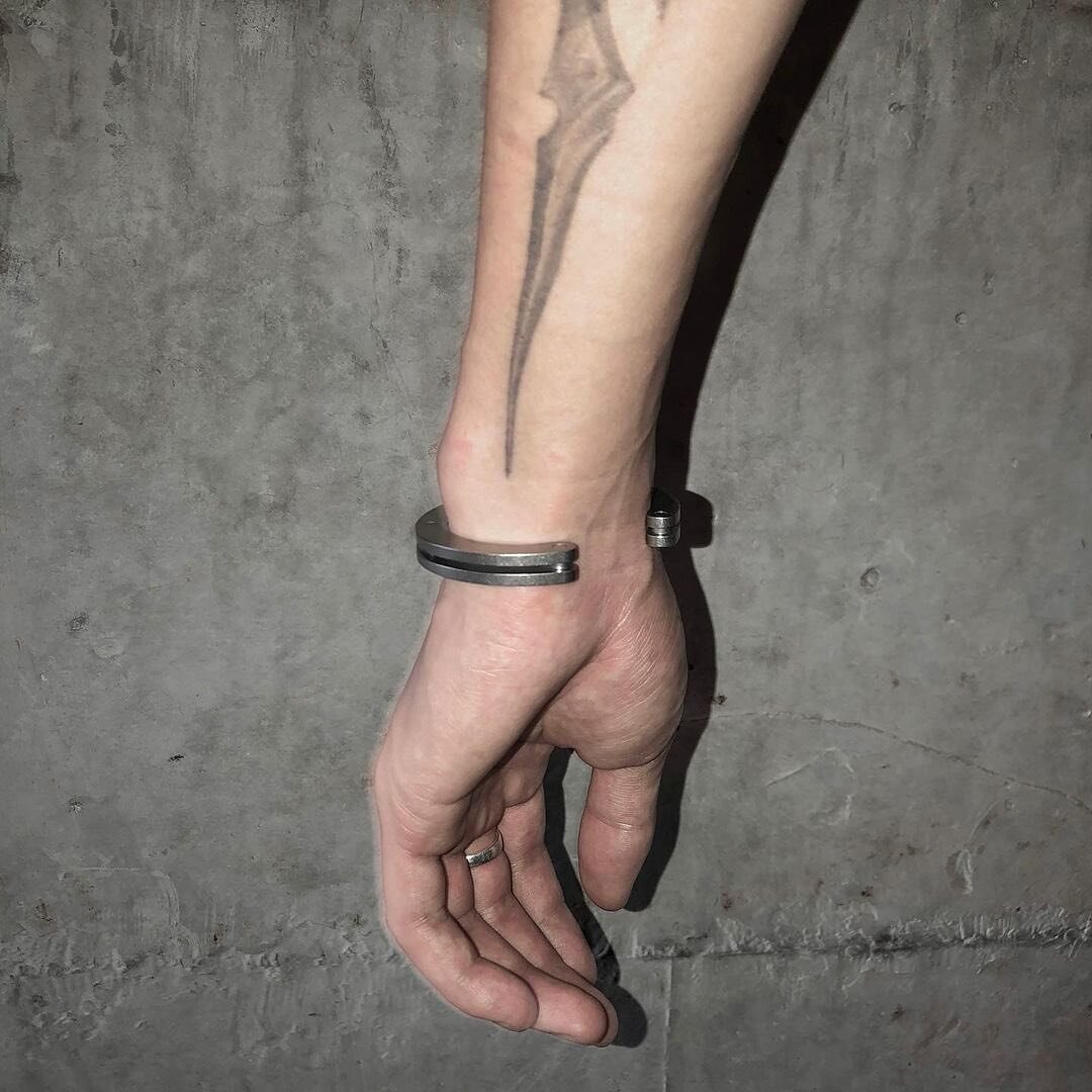 -
Featuring Anonymous cuff bracelet | Matte silver 
.
By @implyofficial 
.
.
#drillinglab #anonymous #bracelet #industrial #cuff #cuffbracelet #accessaries #industrialdesign #minimalist #toughness #streetstyle #RoughAndTough