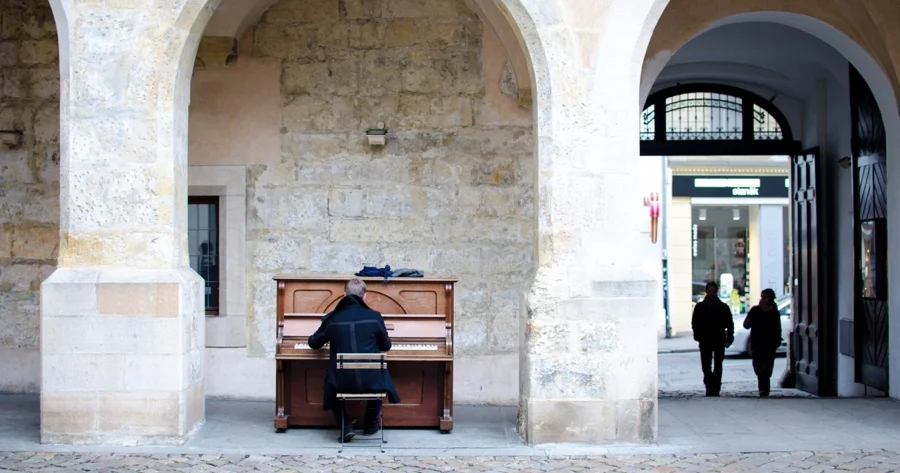 klavierspieler-im-hof-in-prag-im-winter.jpg